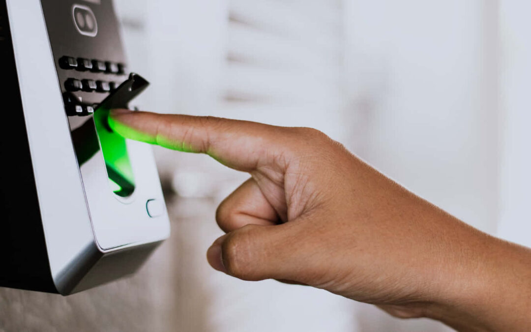 systeme de controle d'acces biometrique, ouverture d'une porte grâce à l'empreinte d'un doigt