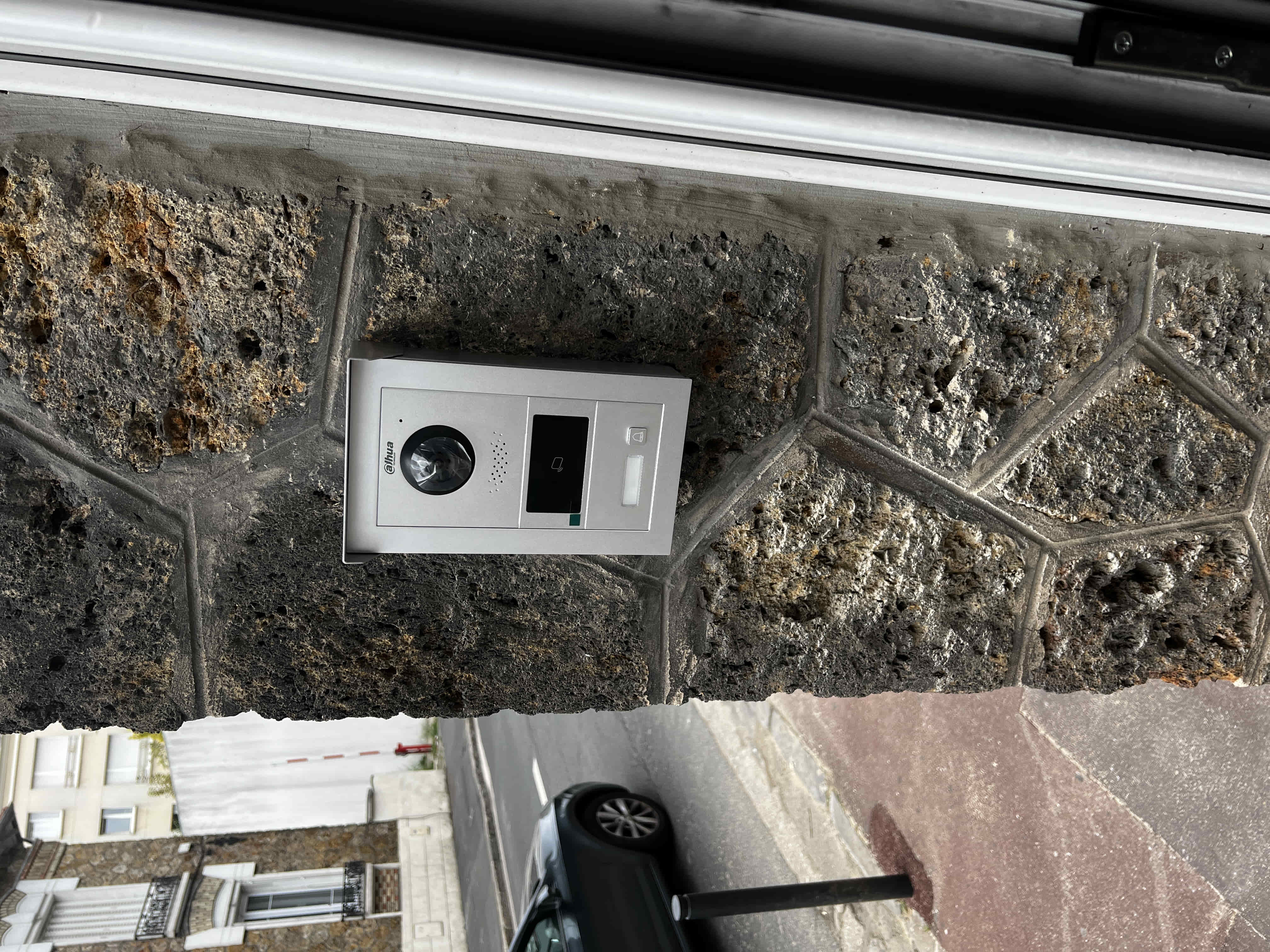 Interphonie Dahua IP installée par Protech à l'entrée de l'agence immobilière dans le 95
