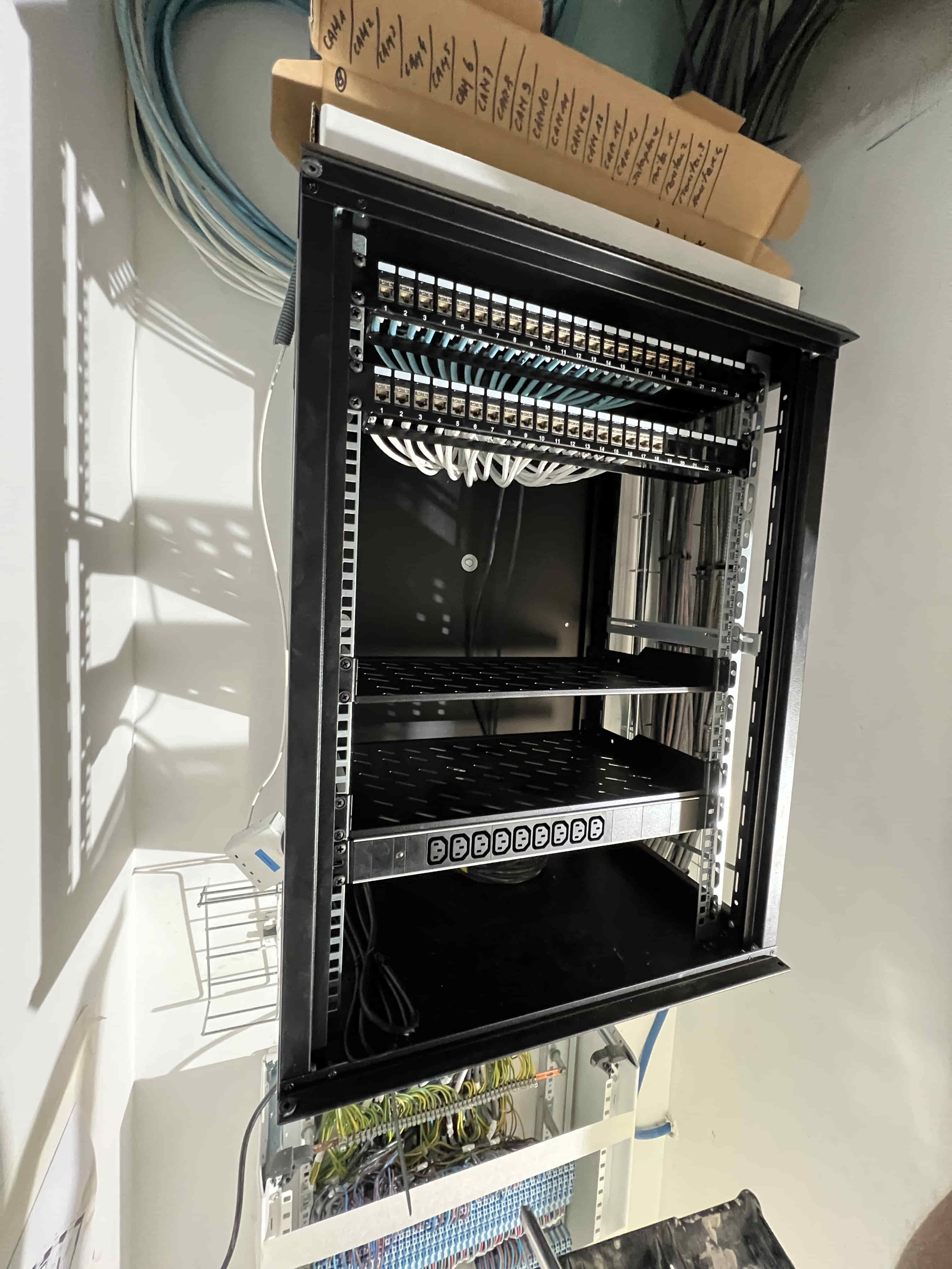 Baie informatique installée par Protech pour interphone Dahua à Paris