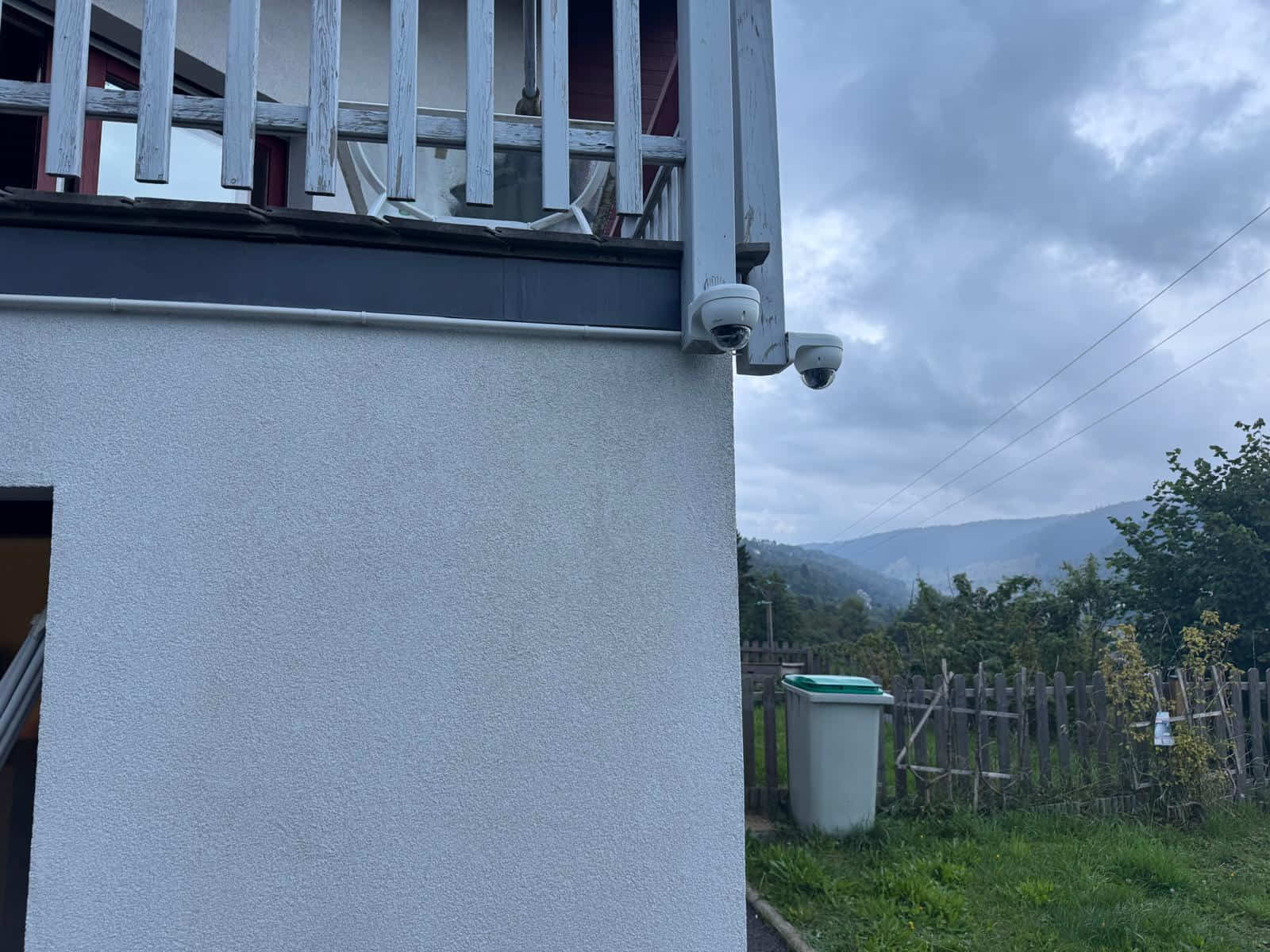 deux caméras qui surveillent l'extérieur de la maison
