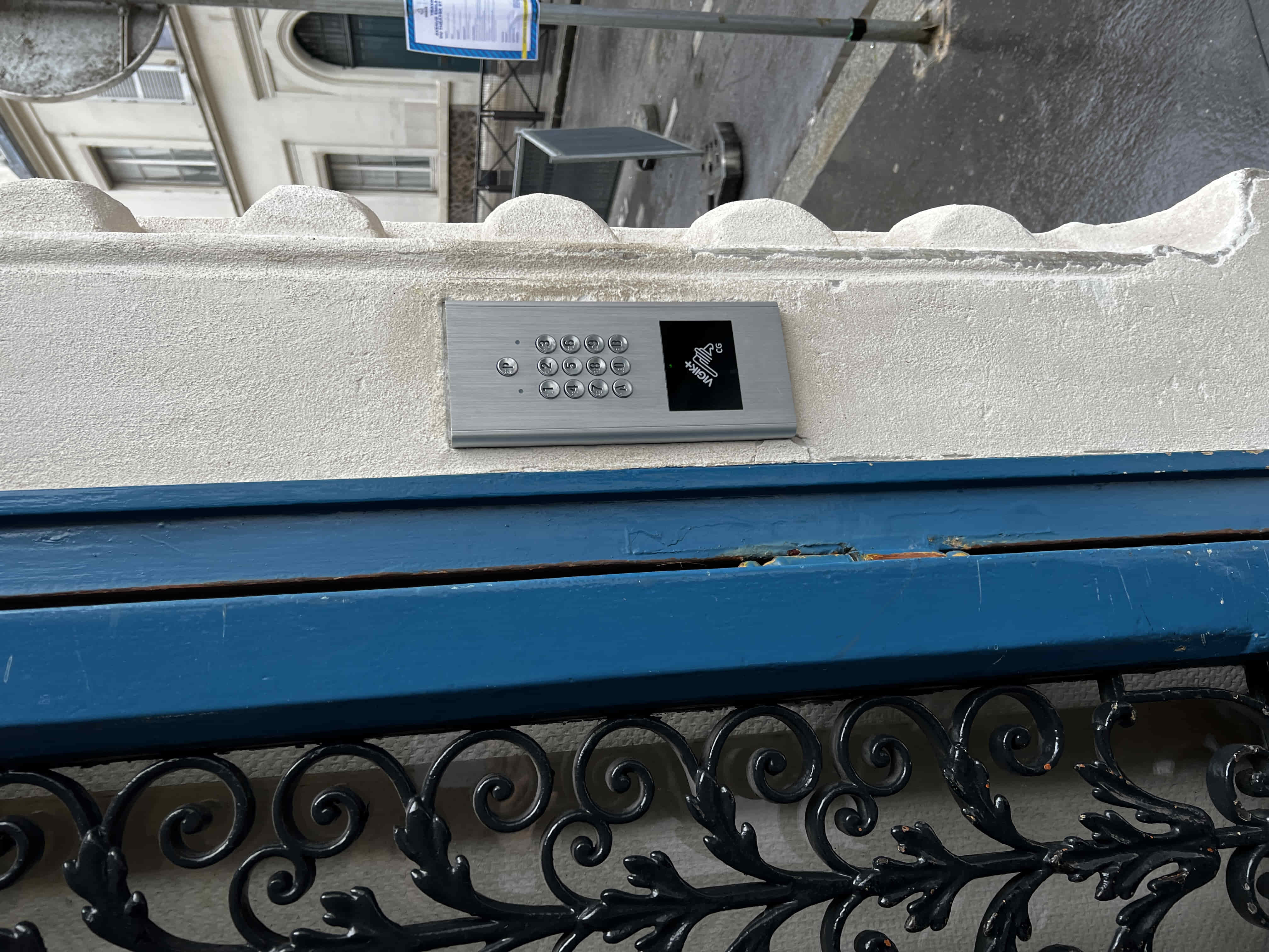 Système Intratone Haussmann avec lecteur Vigik mains libres installé par Protech à Paris (75)