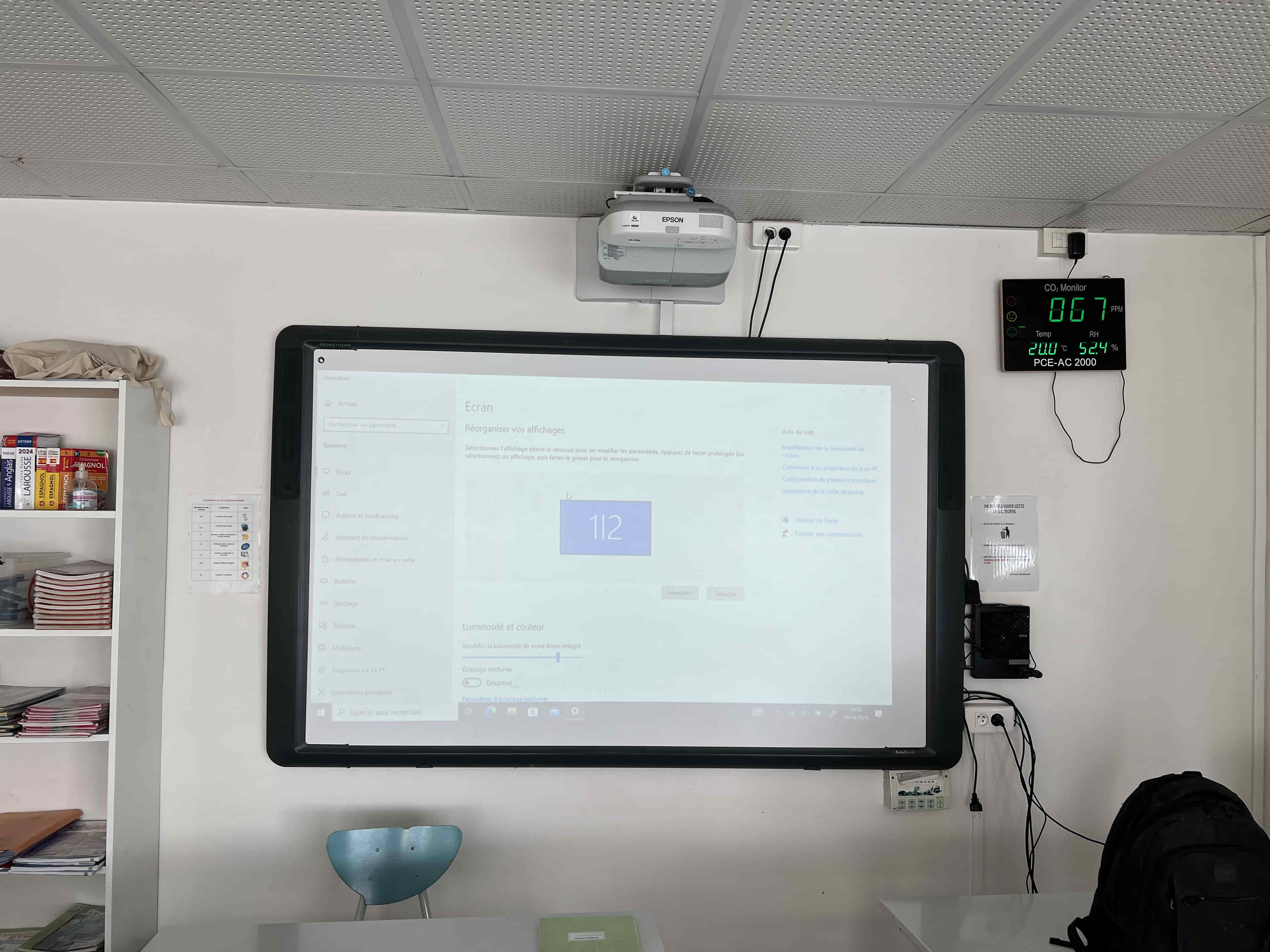 Salle de classe avec vidéoprojecteur interactif installé par Protech à Pontoise