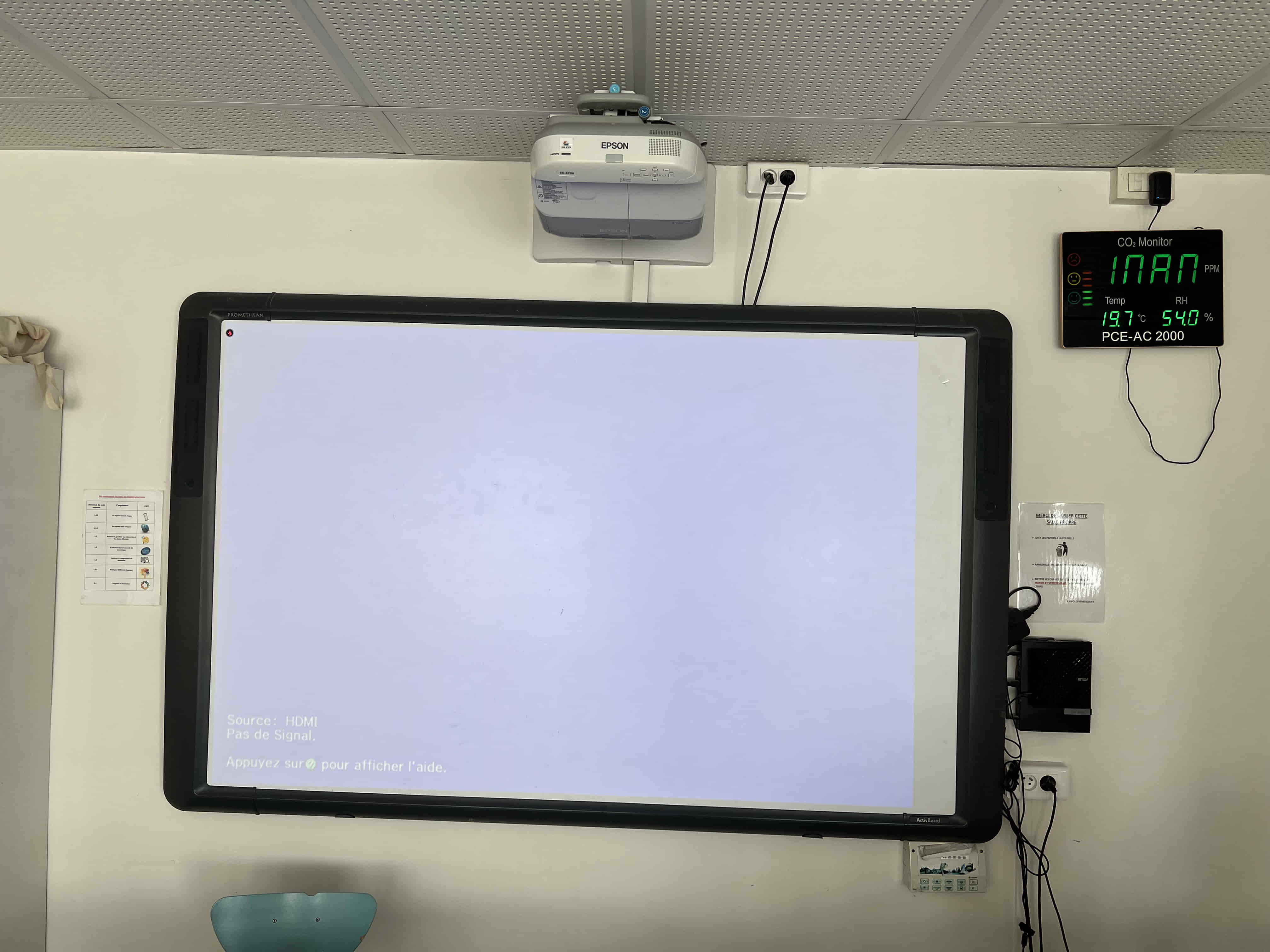 Vidéoprojecteur Epson installé par Protech dans une salle de classe à Pontoise