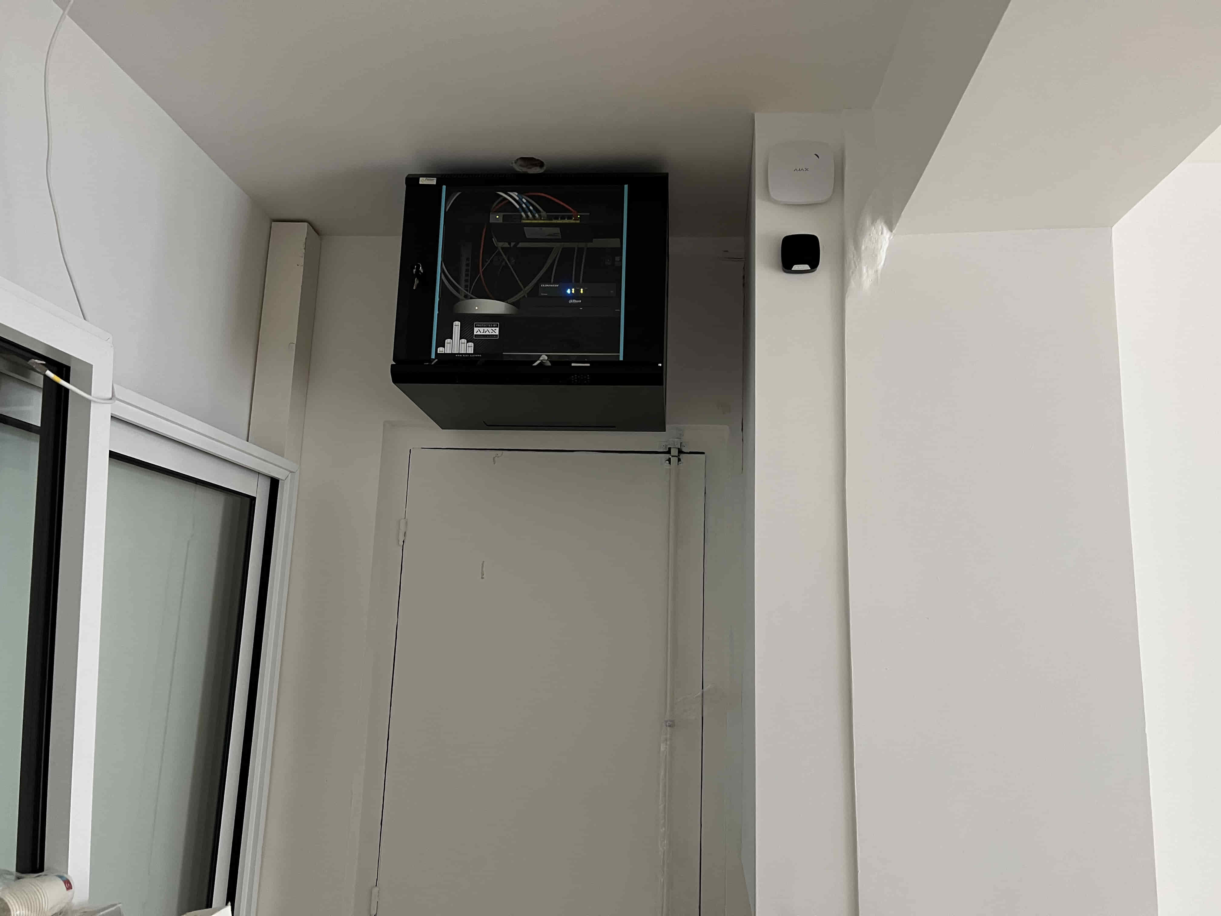 Baie informatique installée par Protech dans une boutique à Paris 17