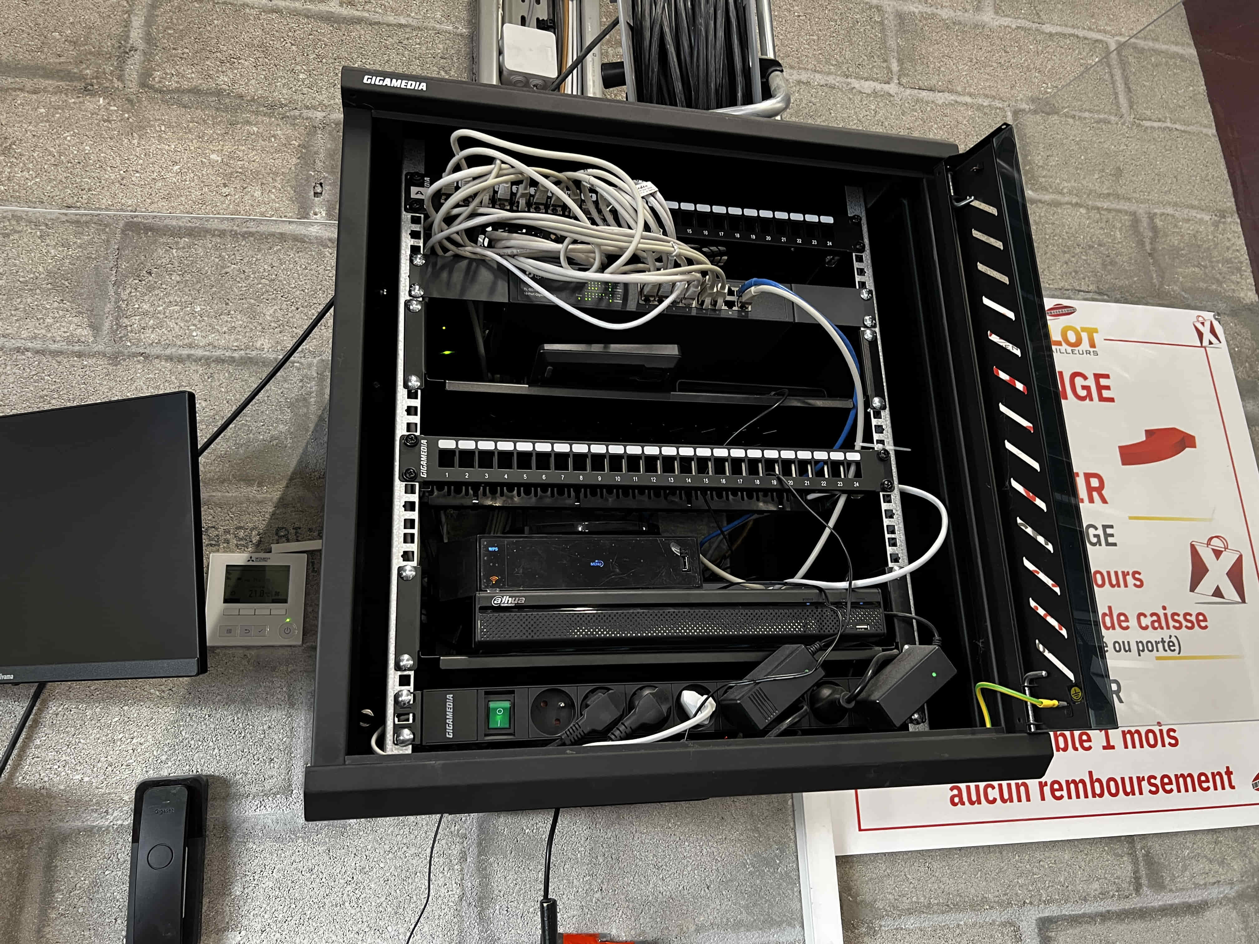 Ancien système de vidéosurveillance avant remise au propre par Protech à Paris (75)