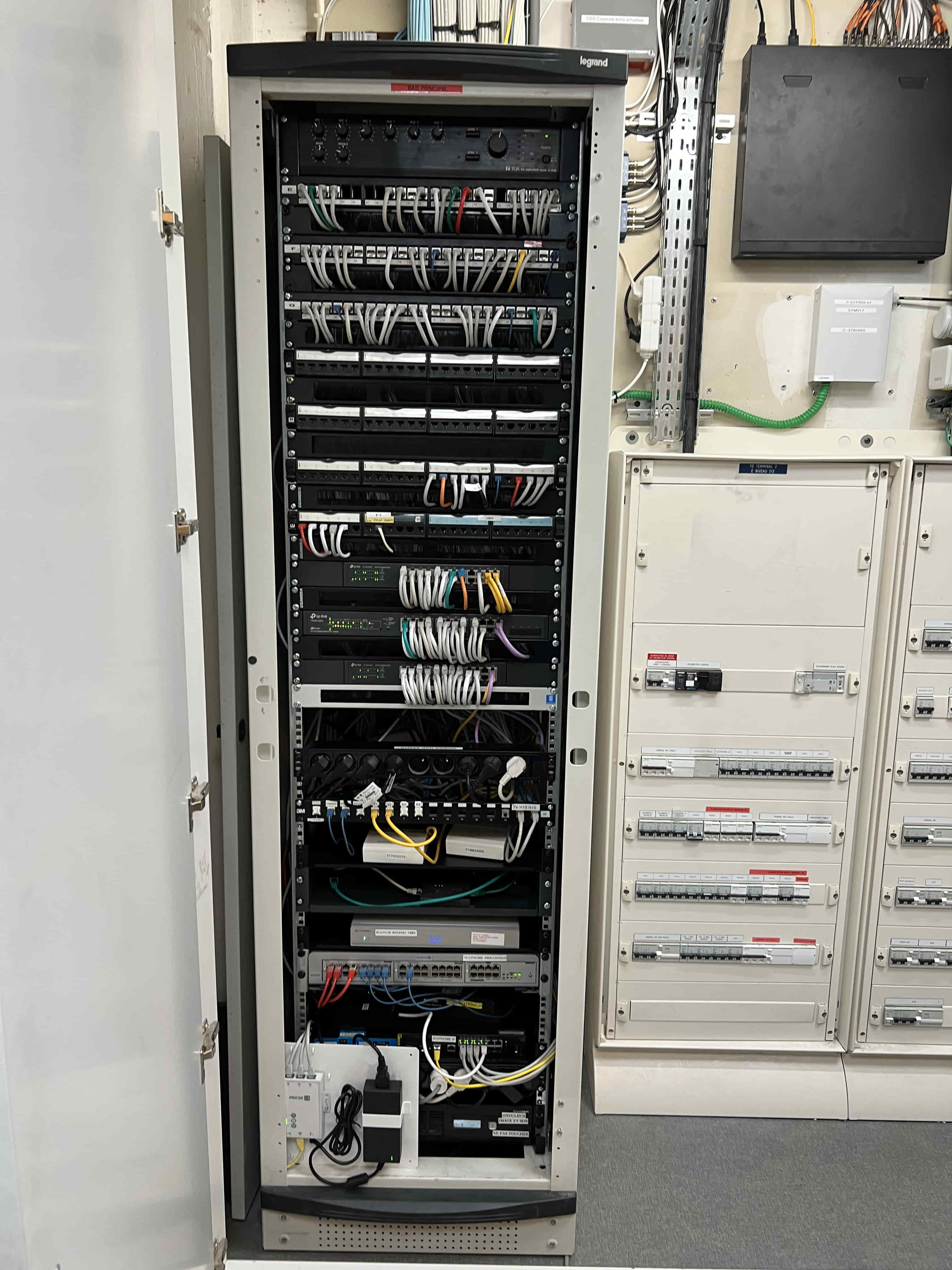 Local informatique avec brassage propre installé par Protech à Paris (75)