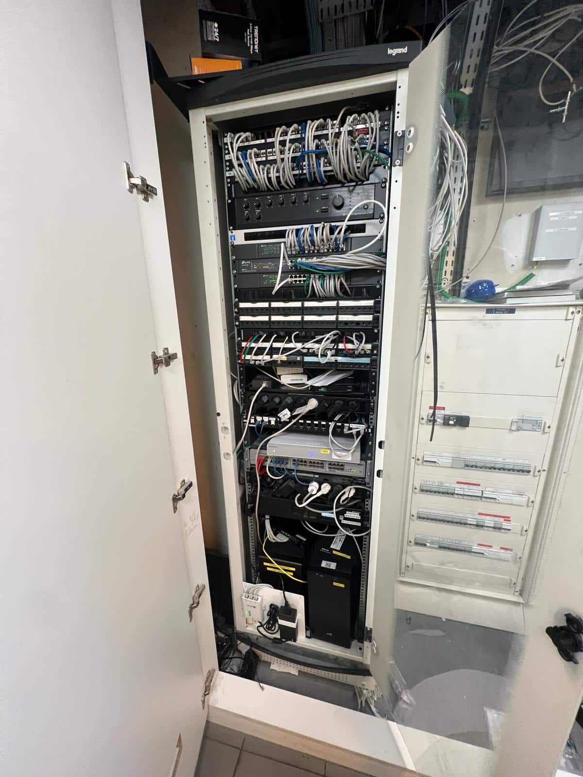 Ancien local informatique avant remise au propre par Protech à Paris (75)