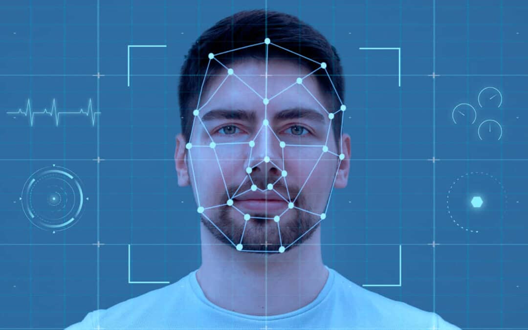 Homme au visage scanné par une reconnaissance faciale biométrique, maillage polygonal blanc superposé sur ses traits avec points de repère aux yeux, nez, bouche et contours, fond bleu tech avec lignes de grille, tracé d'électrocardiogramme et éléments d'interface circulaire