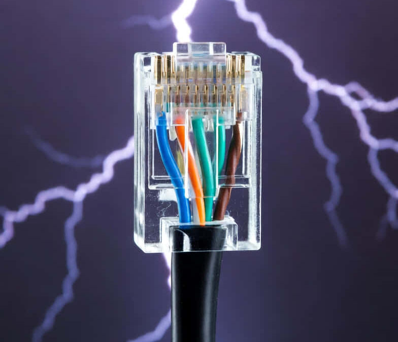 Un connecteur RJ45 mâle transparent avec fils colorés (bleu, orange, vert, marron) visibles, sur fond d’éclairs blancs sur fond violet sombre.