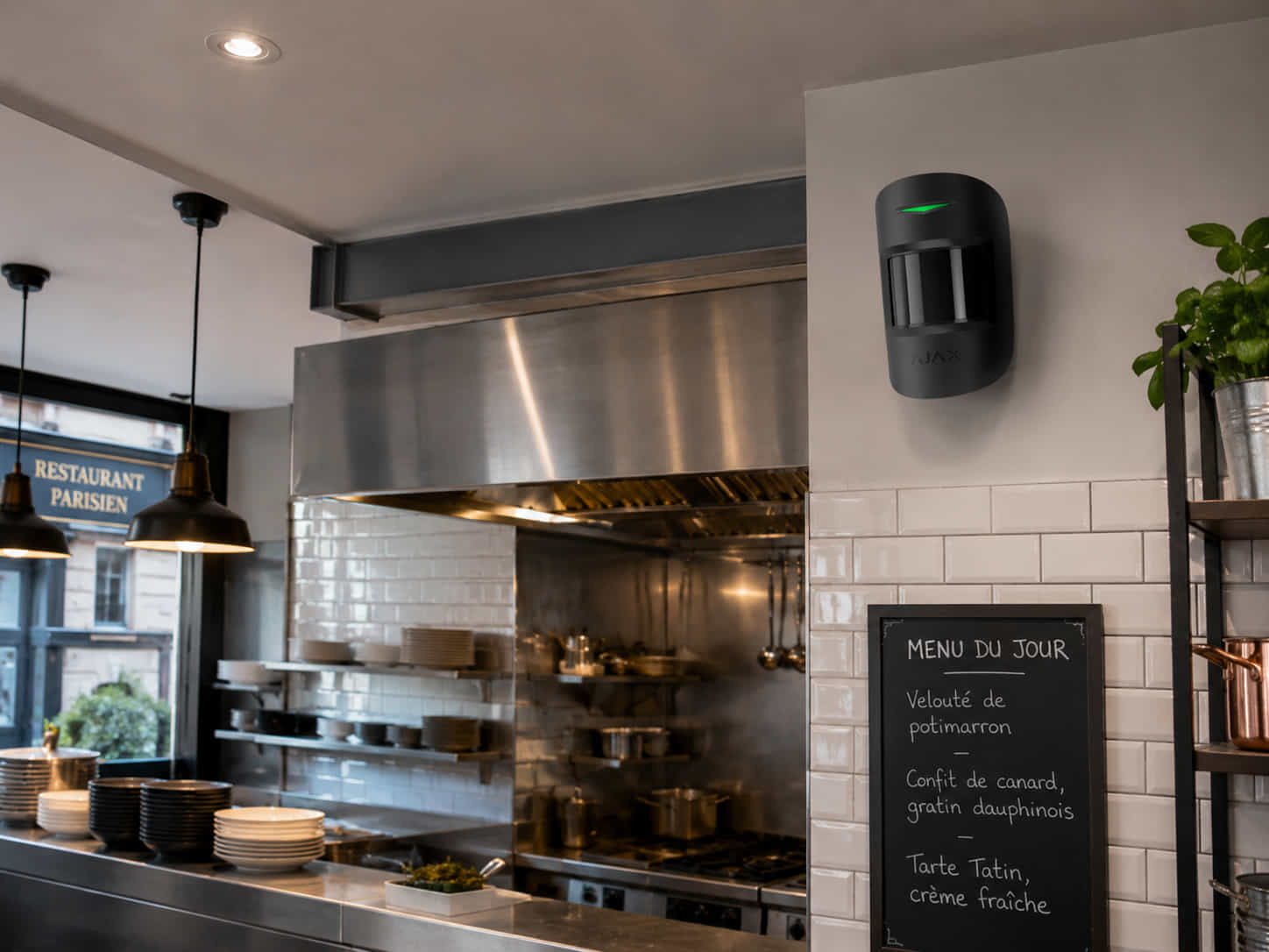 Détecteur d'alarme intrusion installé dans une cuisine de restaurant parisien