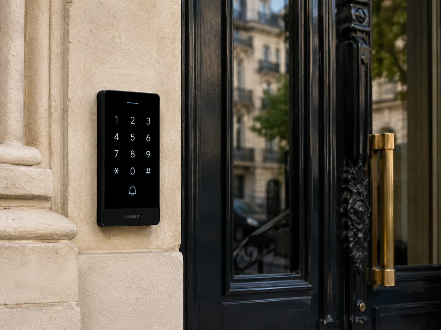 Digicode numérique installé sur la porte d'entrée d'un immeuble parisien