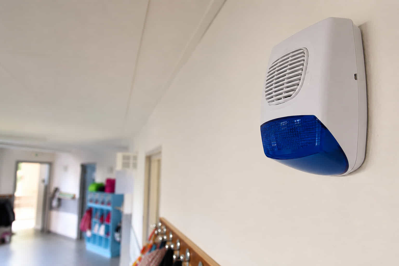 Diffuseur sonore d'alarme de confinement PPMS installé dans le couloir d'une école élémentaire