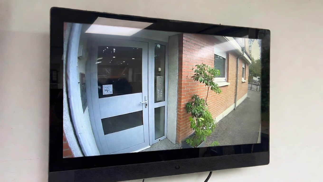 Moniteur intérieur d'interphone vidéo IP affichant l'image de la platine de rue en haute définition